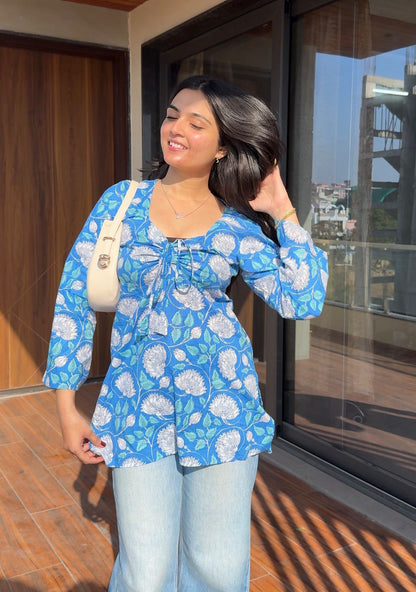  A woman wearing a  floral cotton  Sweetheart kurti